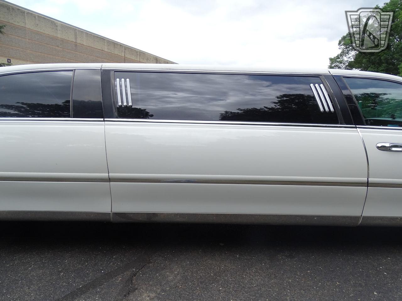 2001 Lincoln Town Car