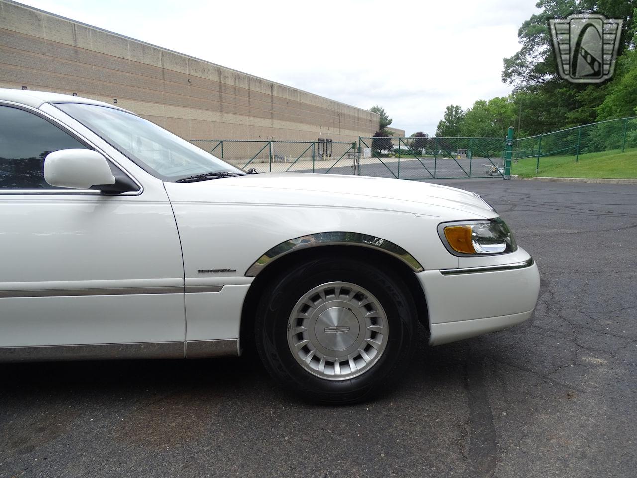 2001 Lincoln Town Car