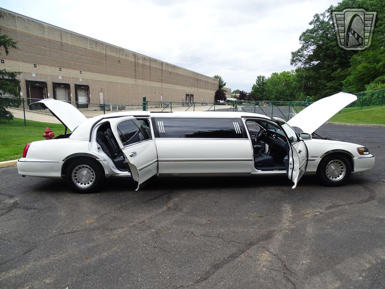 2001 Lincoln Town Car