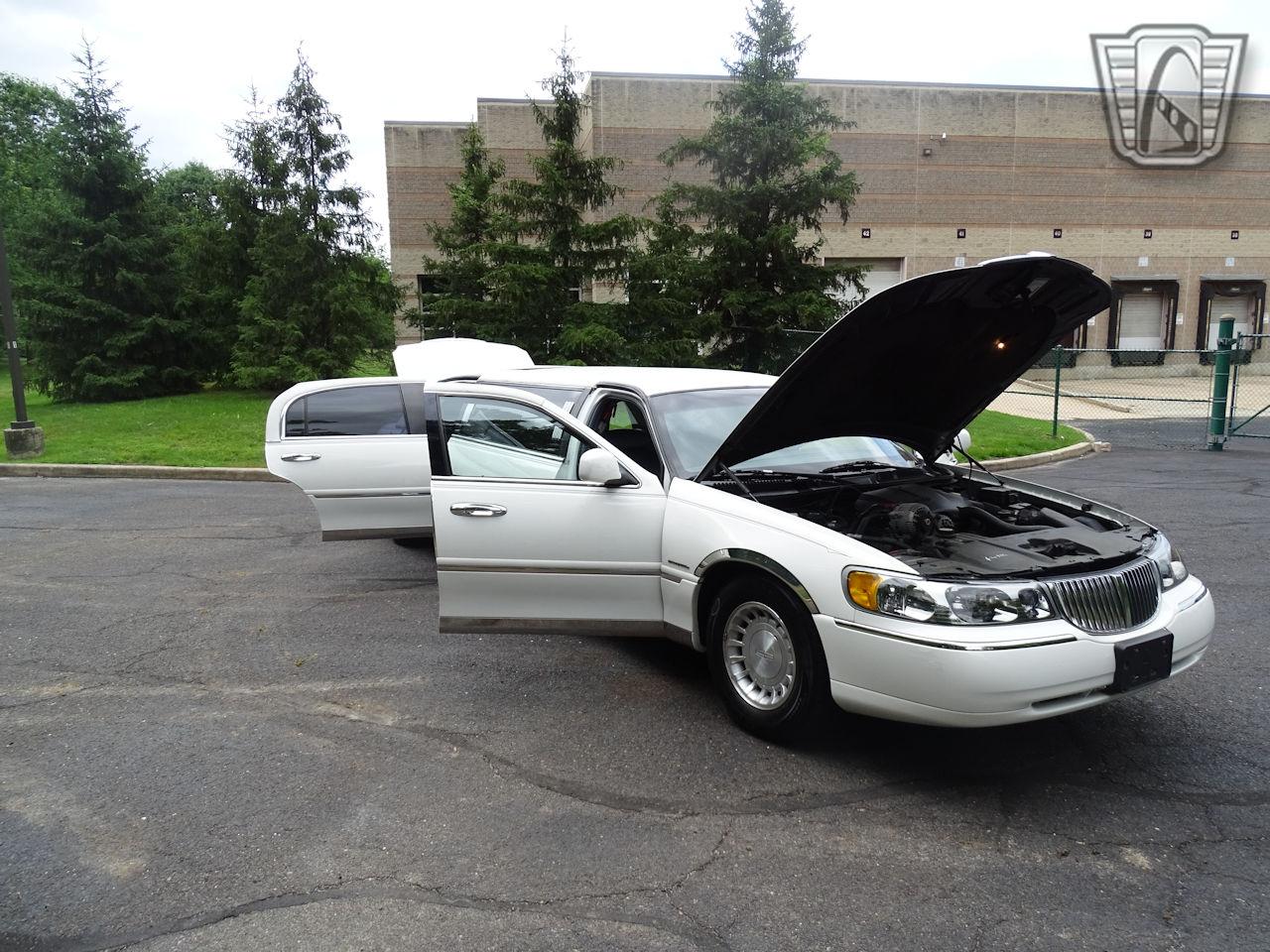 2001 Lincoln Town Car