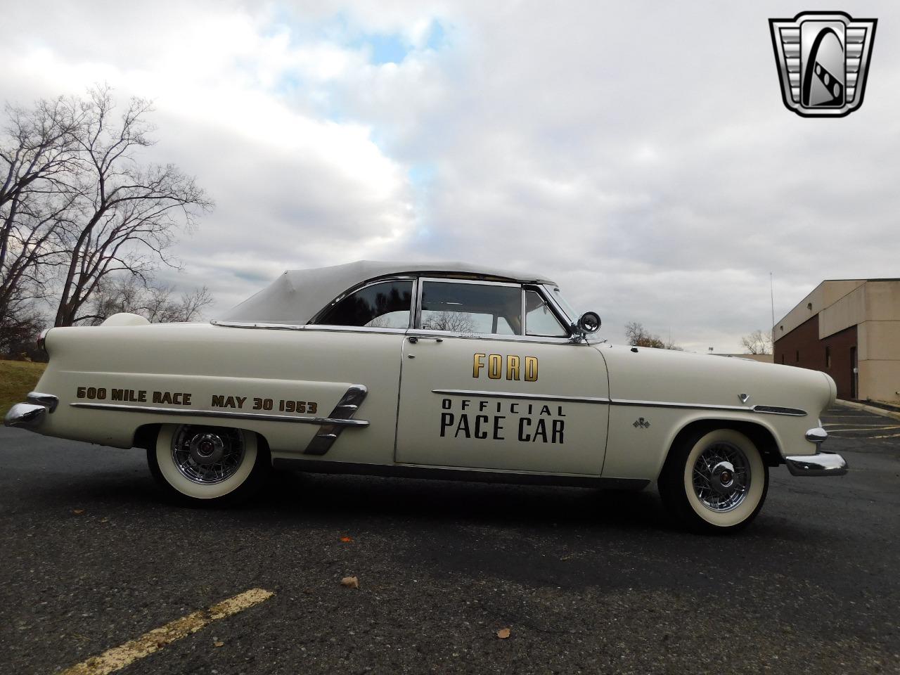 1953 Ford Crestline