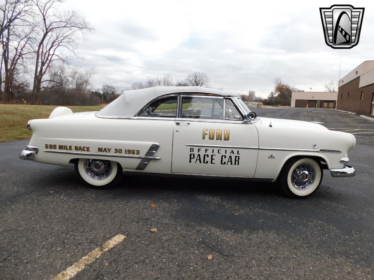 1953 Ford Crestline