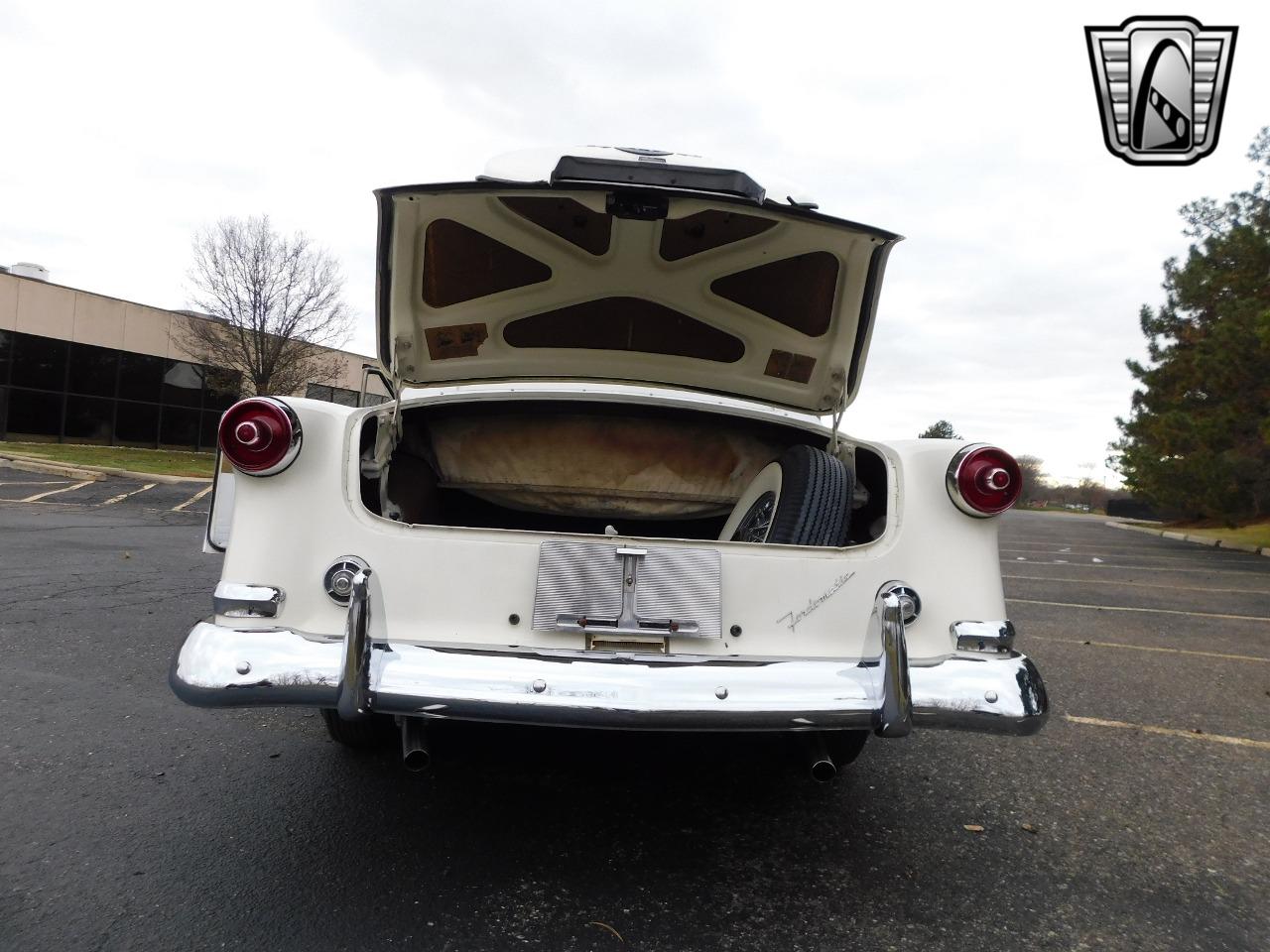 1953 Ford Crestline