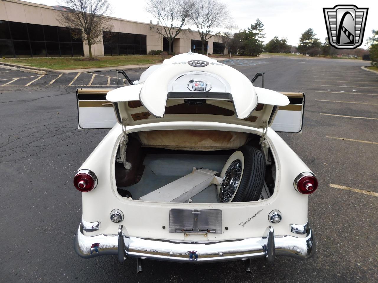 1953 Ford Crestline