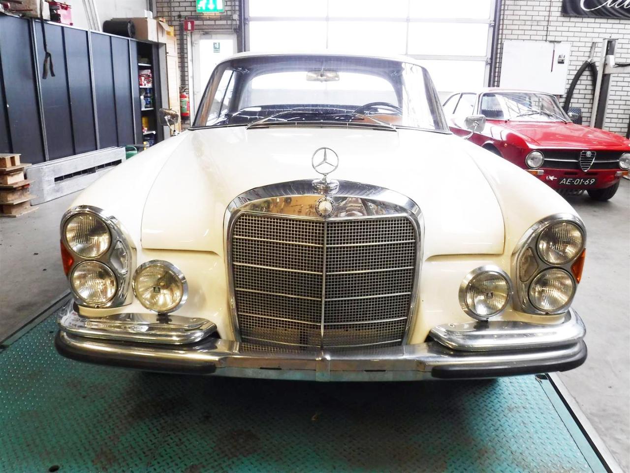 1966 Mercedes - Benz 300SE Coupe white W112