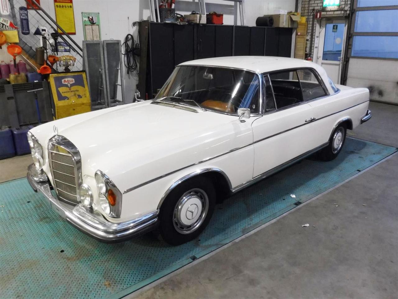 1966 Mercedes - Benz 300SE Coupe white W112