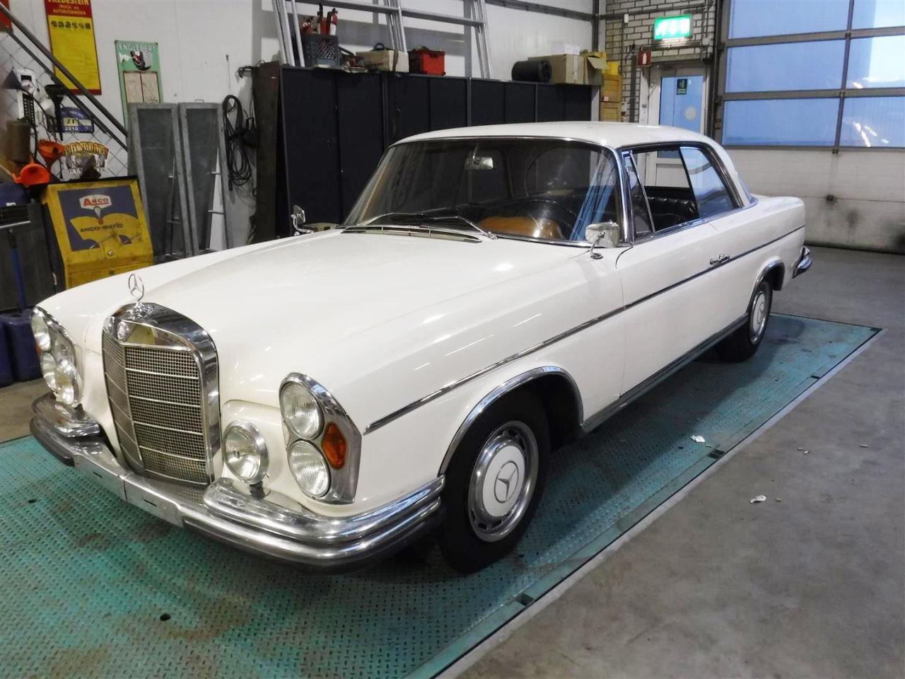 1966 Mercedes - Benz 300SE Coupe white W112