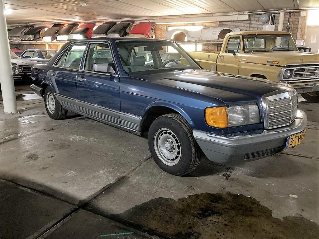 1985 Mercedes - Benz 380SE sedan