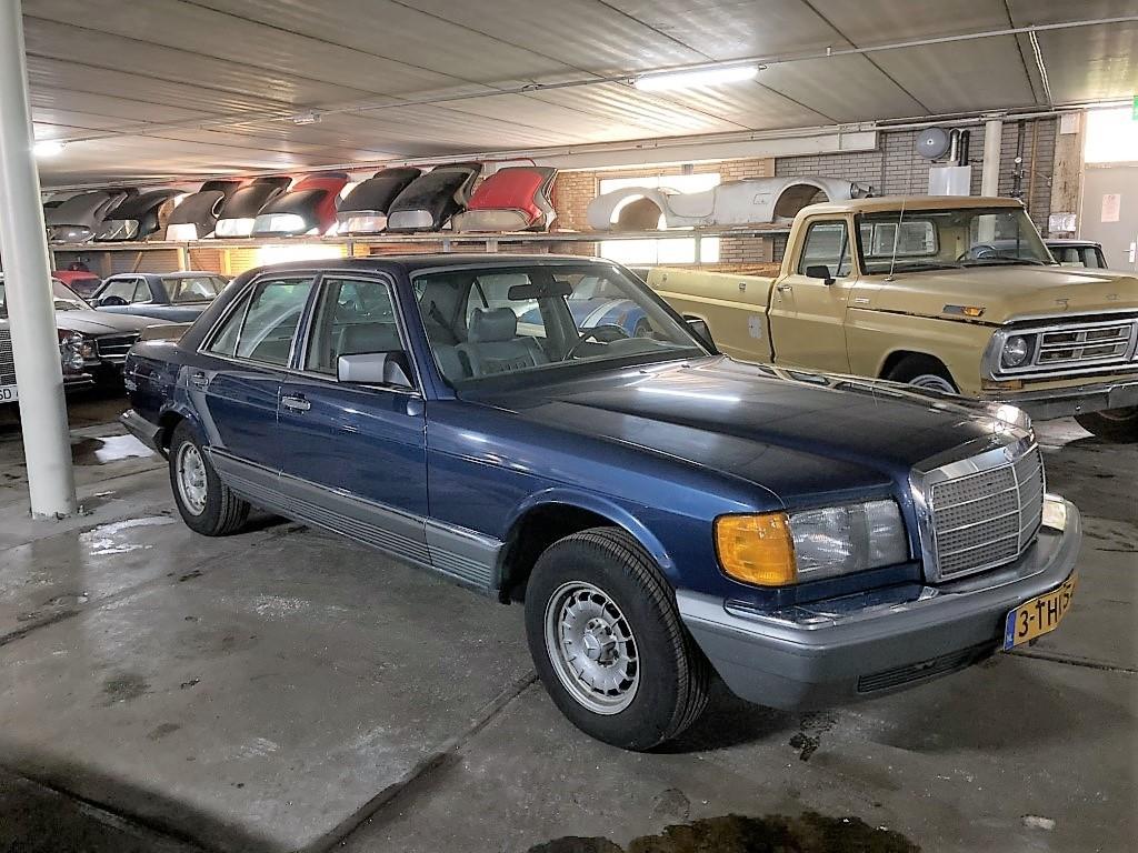 1985 Mercedes - Benz 380SE sedan