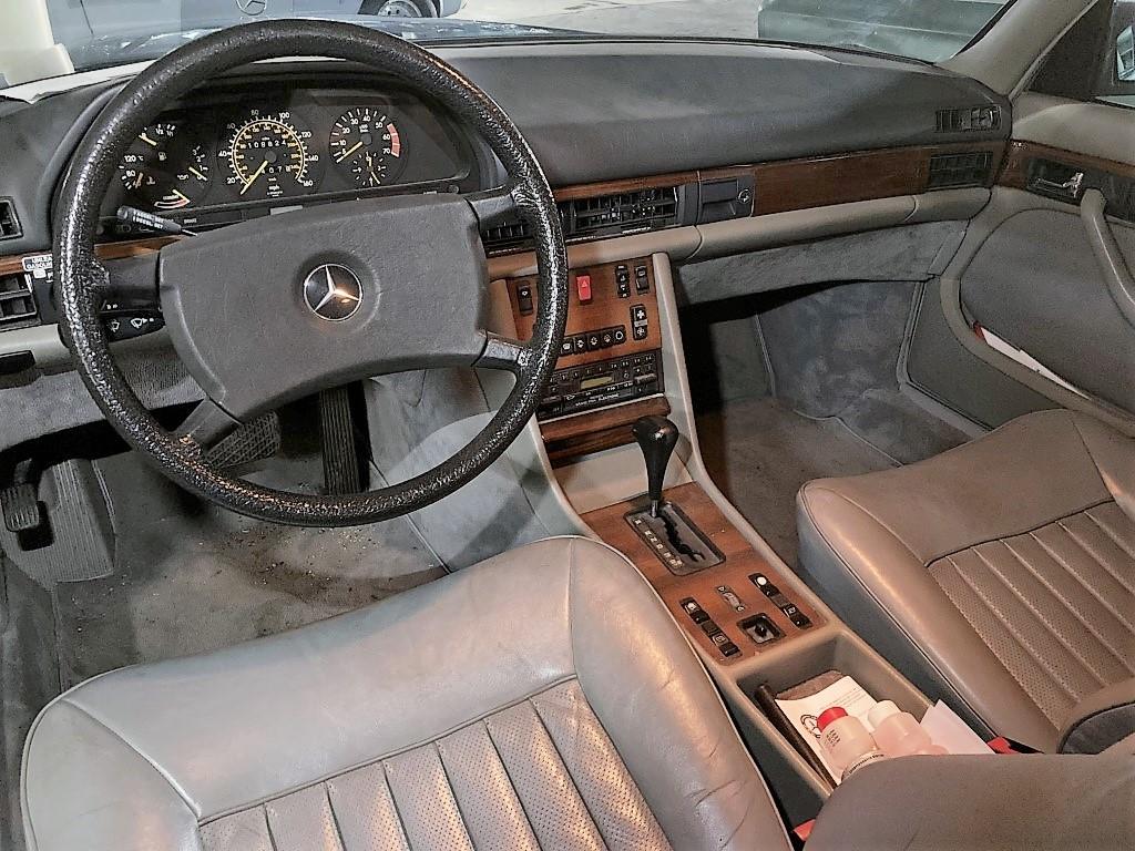 1985 Mercedes - Benz 380SE sedan