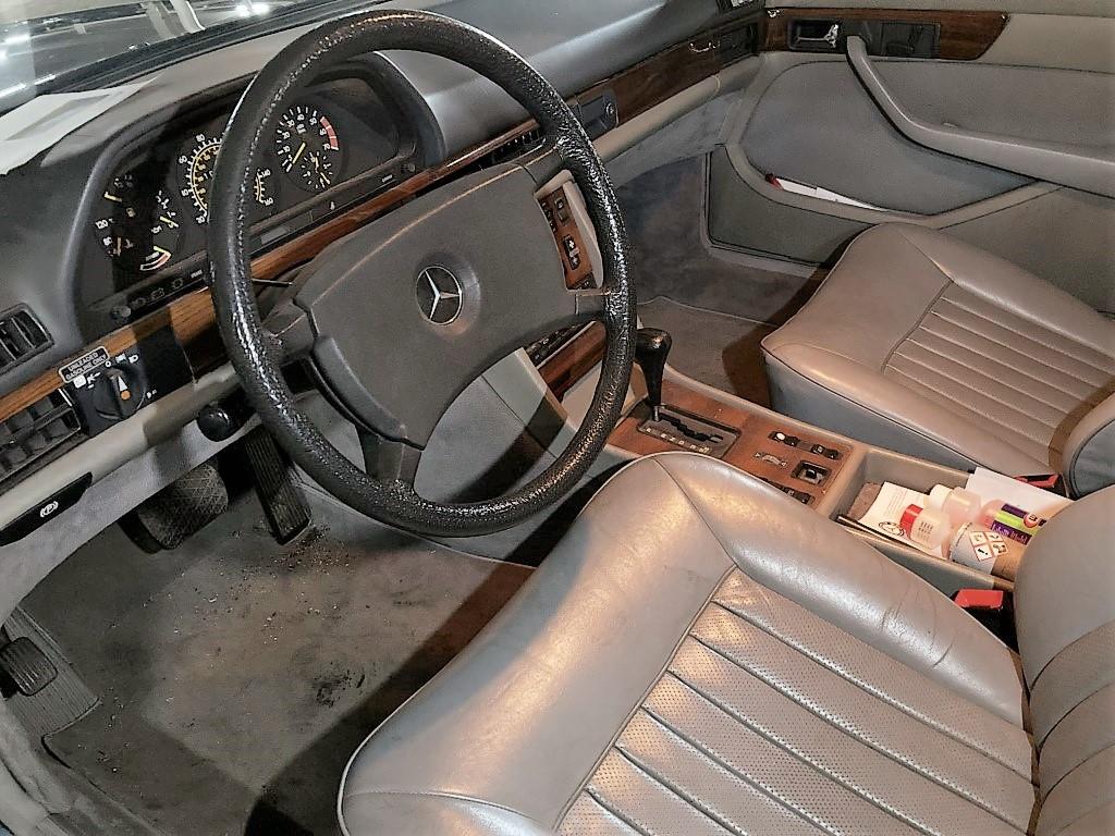 1985 Mercedes - Benz 380SE sedan