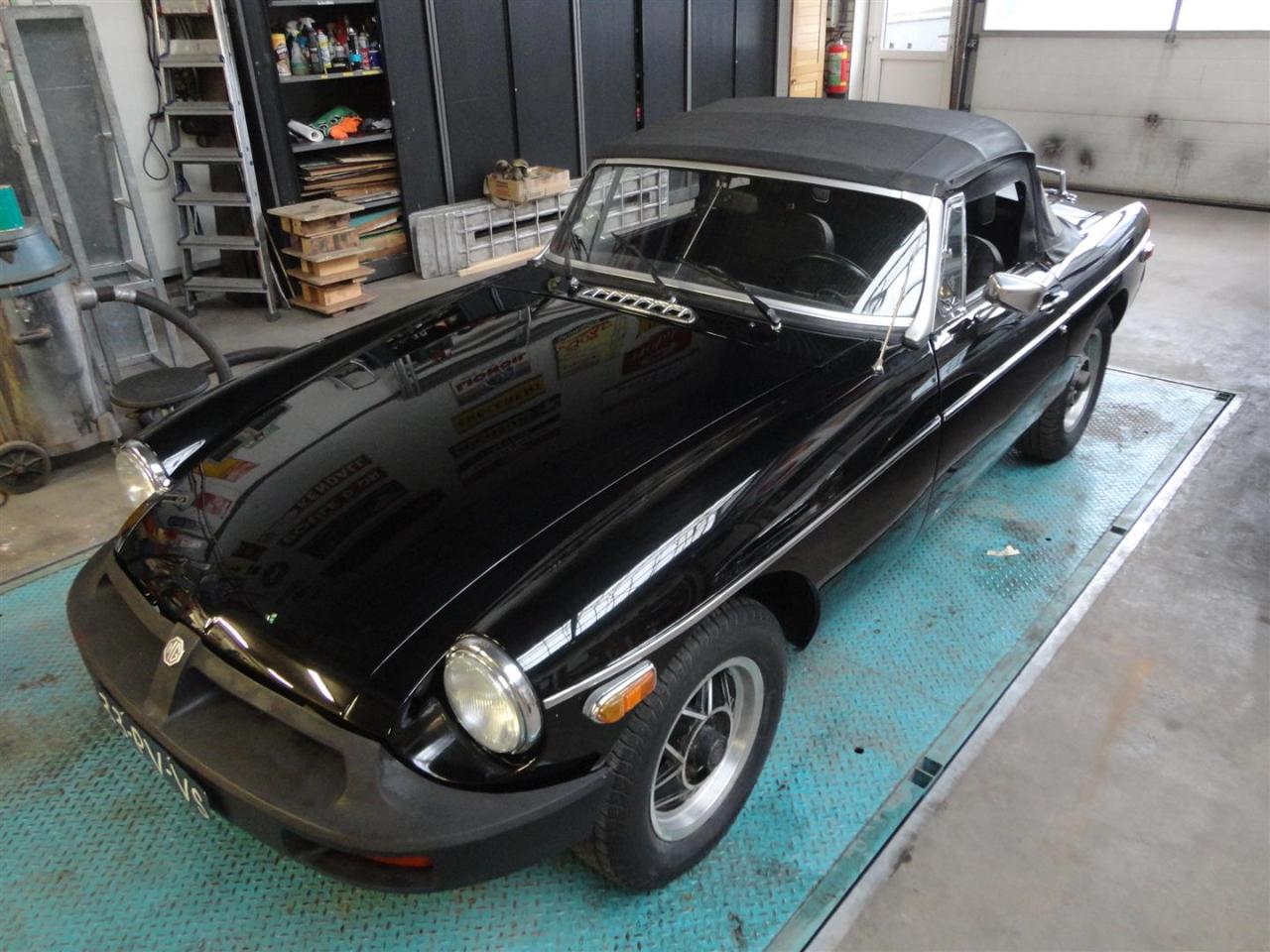 1980 MG B black