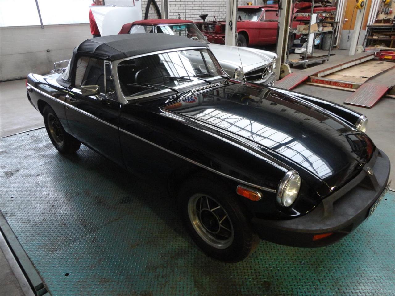 1980 MG B black