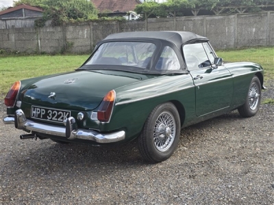 1972 MG B Roadster (British Racing Green)