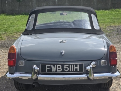 1970 MG B Roadster (Dove Grey)