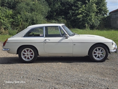 1968 MG B GT (Glacier White)