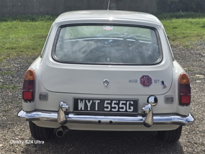 1968 MG B GT (Glacier White)