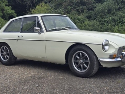 1969 MG B GT (Snowberry White)