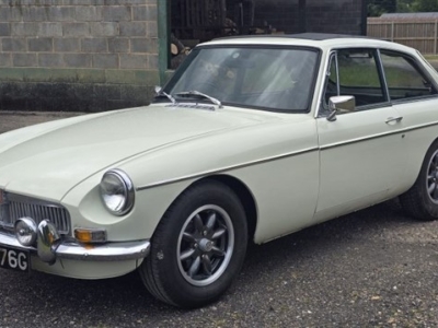 1969 MG B GT (Snowberry White)