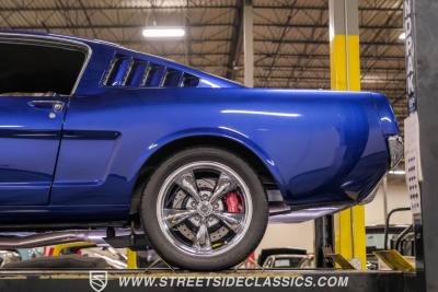 1965 Ford Mustang 2+2 Fastback Restomod