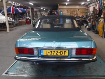 1981 Mercedes - Benz 380SL W107 roadster groen