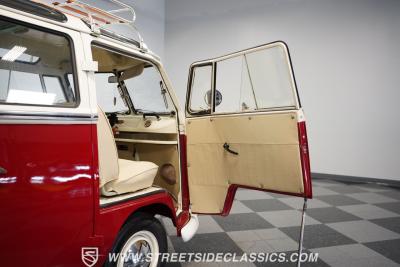 1971 Volkswagen Type 2 23 Window Deluxe