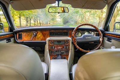 1992 Daimler DOUBLE SIX SALOON