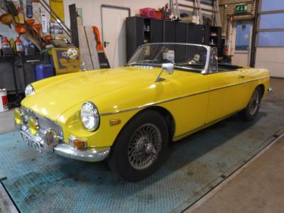 1967 MG B cabrio yellow