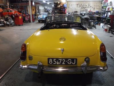 1967 MG B cabrio yellow