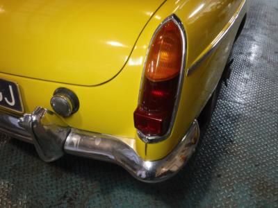 1967 MG B cabrio yellow