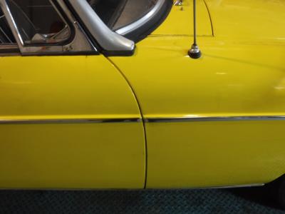 1967 MG B cabrio yellow