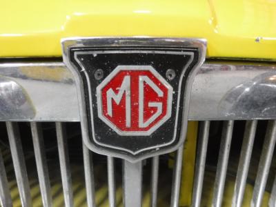 1967 MG B cabrio yellow