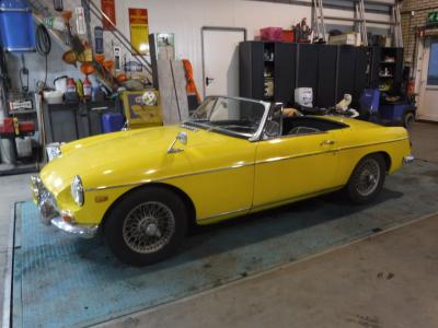 1967 MG B cabrio yellow