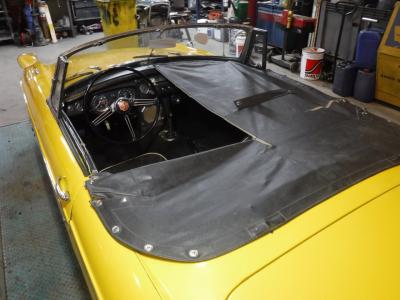 1967 MG B cabrio yellow