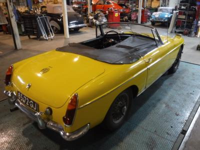 1967 MG B cabrio yellow