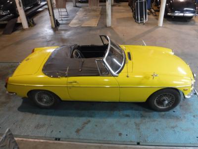 1967 MG B cabrio yellow