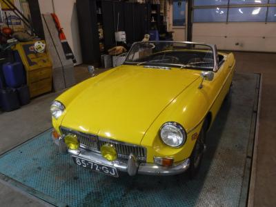 1967 MG B cabrio yellow