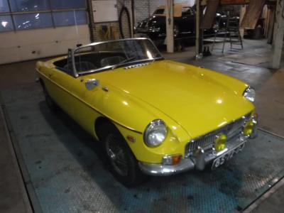 1967 MG B cabrio yellow