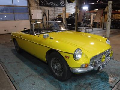 1967 MG B cabrio yellow