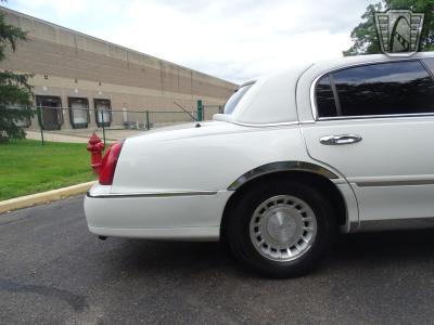 2001 Lincoln Town Car